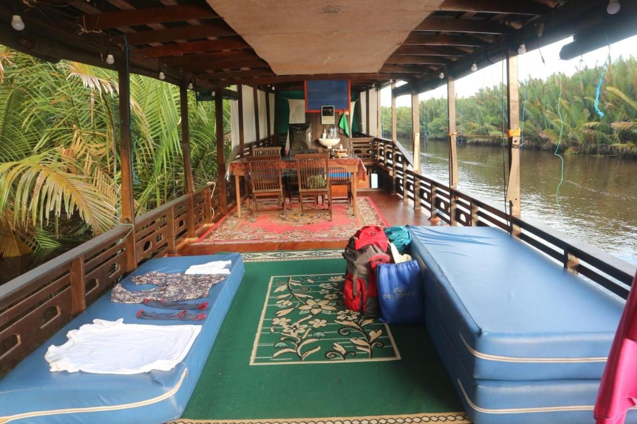 ホテル Orangutan Kelotok Houseboat For 6 Person パンカランブーン エクステリア 写真